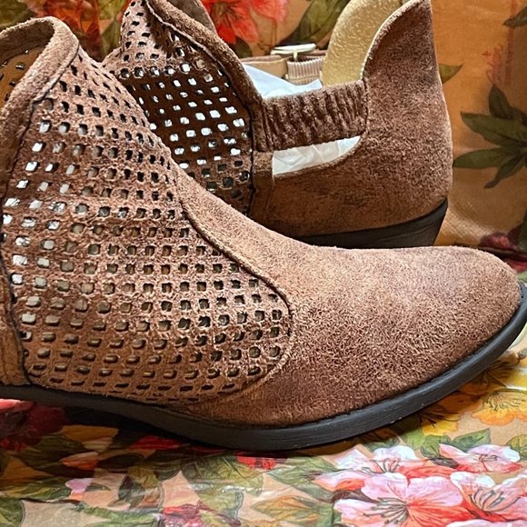 Quipid laser cut Bootie size 7 - Picture 7 of 10